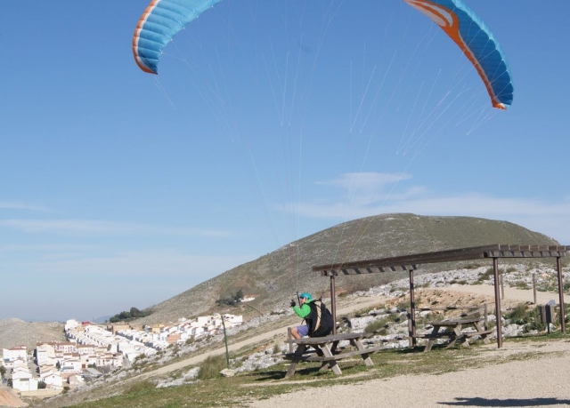 Parapentista en la zona de despegue