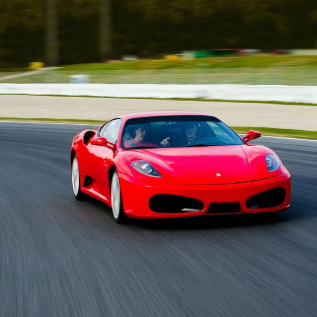 Pilotando un Ferrari F430 con tracción trasera Pilotando un Ferrari F430 con tracción trasera