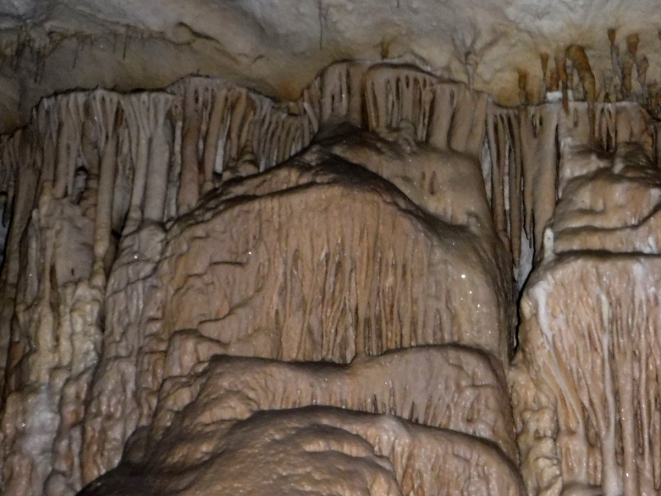 Explorando la gruta Explorando la gruta