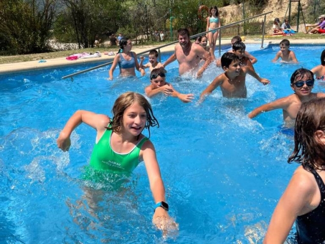 Disfrutando de un baño en la alberca durante el campamento Disfrutando de un baño en la alberca durante el campamento