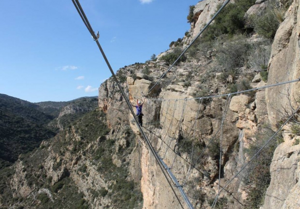 Puenle colganle a gran altura Puenle colganle a gran altura