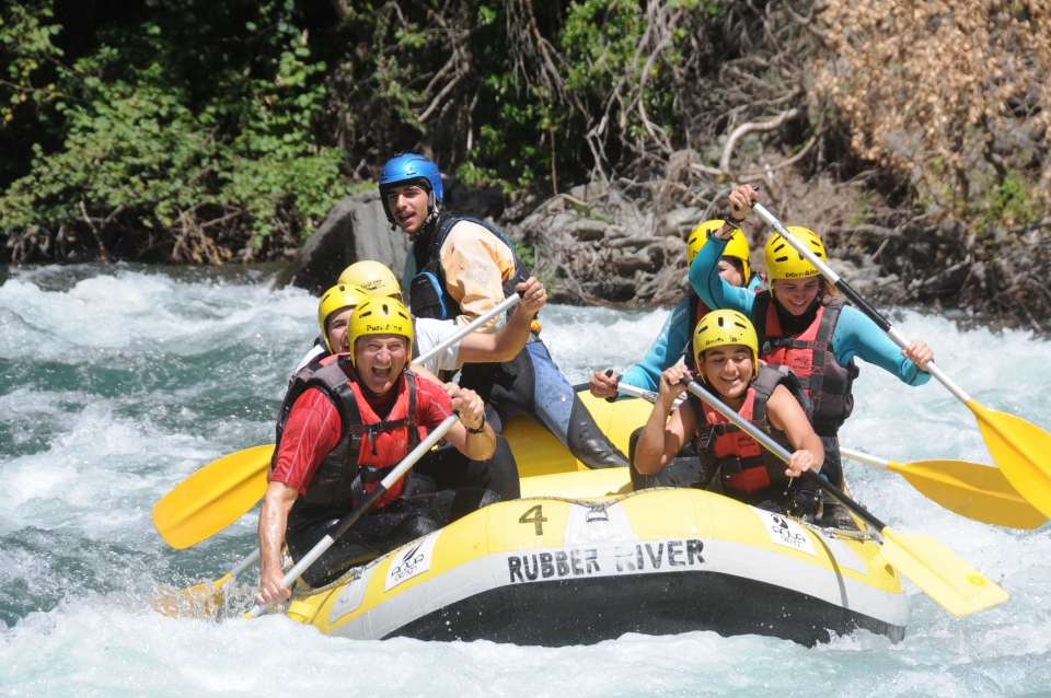 Practicando rafting