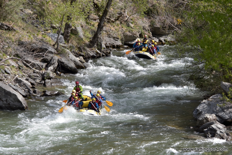 Descendiendo el río en rafting Descendiendo el río en rafting