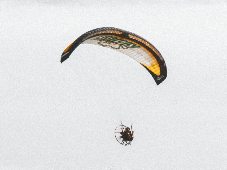 Paramotor elevándose Paramotor elevándose