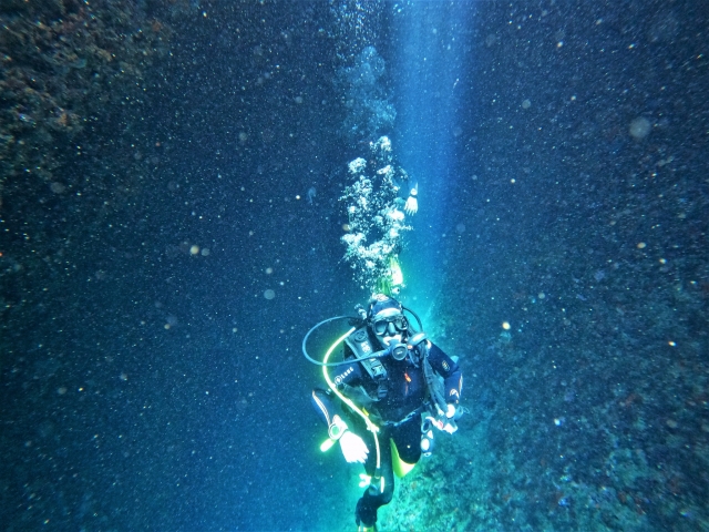 Equipados disfrutando del fondo marino de Salobreña
