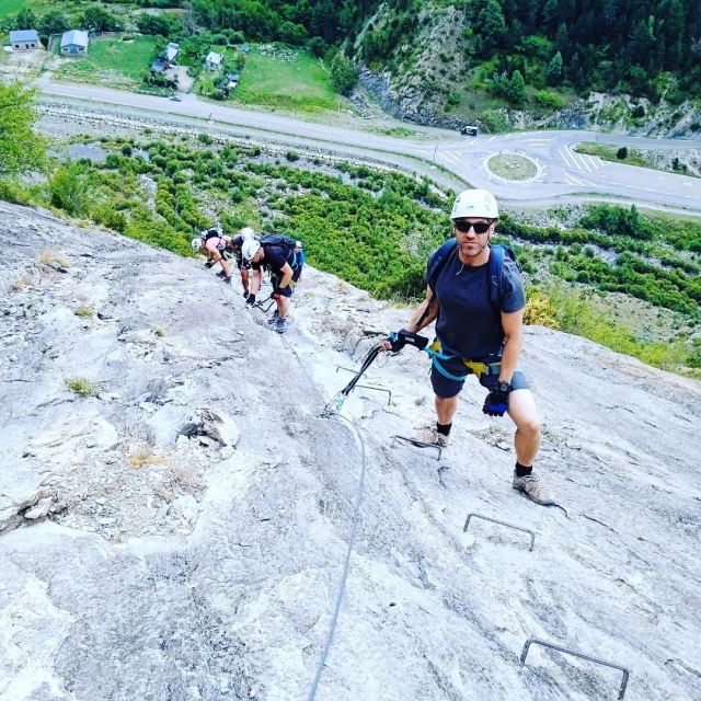 Haciendo equilibrio con una gran caída debajo