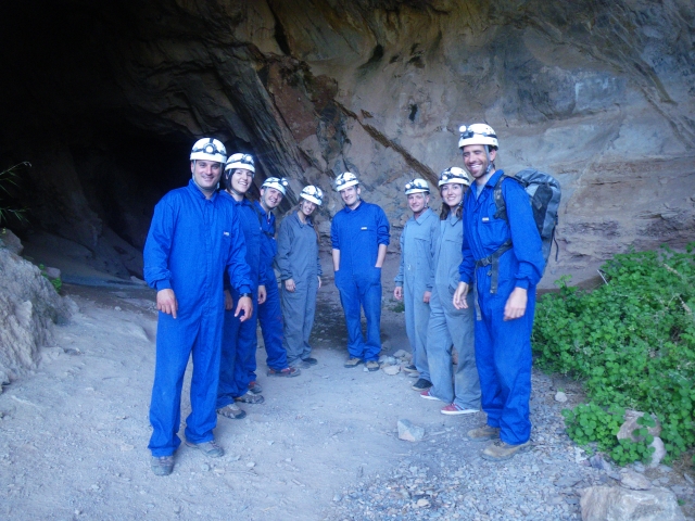A punto de entrar en la gruta