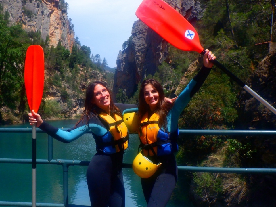 Amigas haciendo rafting