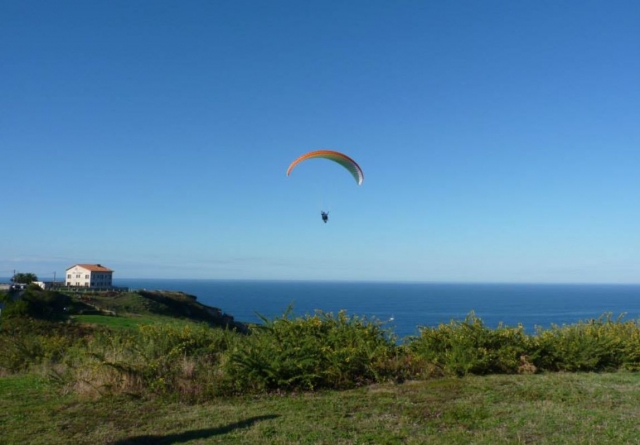 Vuelo en parapenle en Gijón para parejas, 10 min