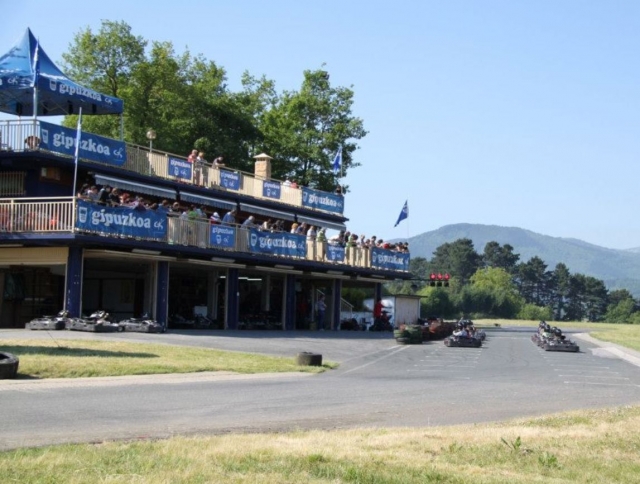 Parrilla de salida junto a instalaciones de servicio