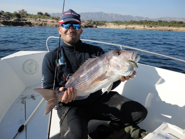 Pesca de un dentón en la costa de Marbella