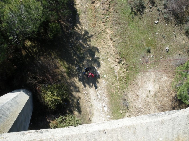 Descolgandose tras el salto Descolgandose tras el salto