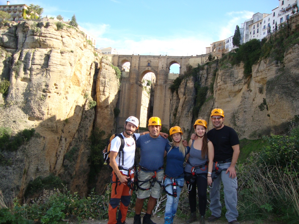 Equipo haciendo vía ferrata Equipo haciendo vía ferrata