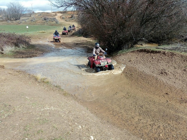Atravesando el rio en cuatrimoto