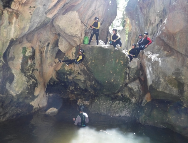 Bajando con soga hasta el agua