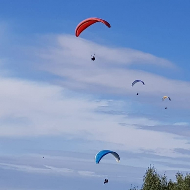 Recorriendo en parapenle el cielo de Cádiz