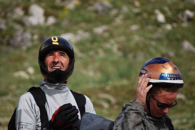 Preparándose con los materiales del parapenle