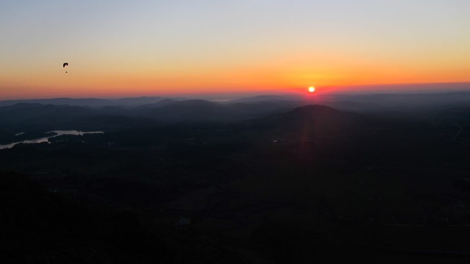 Vuelo en parapenle duranle la puesta de sol