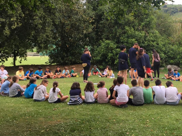 Aprendiendo inglés en un campamento 