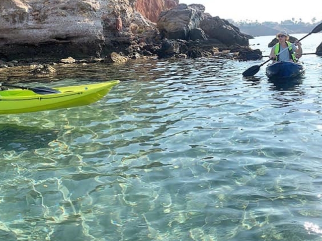 Ruta de kayak por aguas transparentes