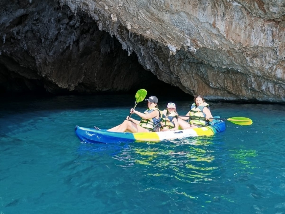 Disfruta de un kayak biplaza por Cala Granadella Disfruta de un kayak biplaza por Cala Granadella