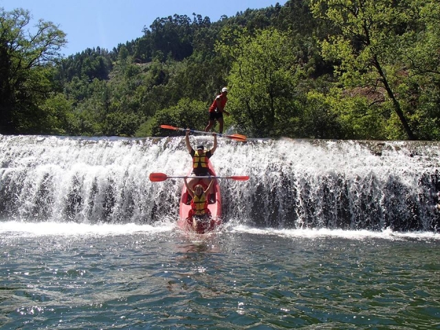 Canoas en la caida de agua del Ason