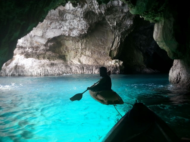 Navegando por el interior de una gruta