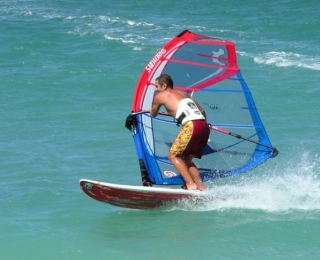 Tomando la ola en las playas de Corralejo