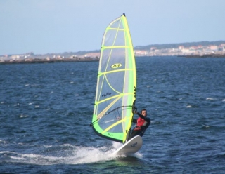 Encima de la tabla de windsurf