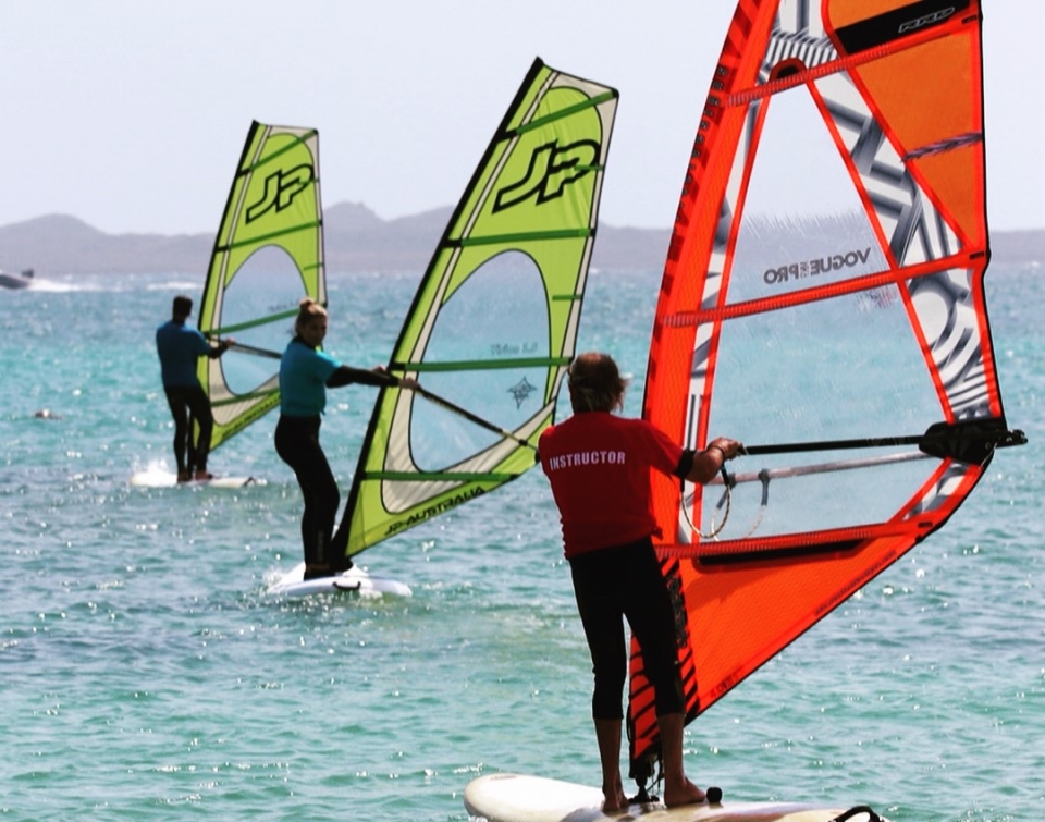Practicando windsurf en Corralejo