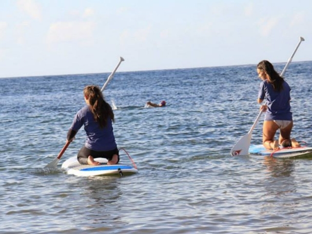 amigas haciendo paddle board