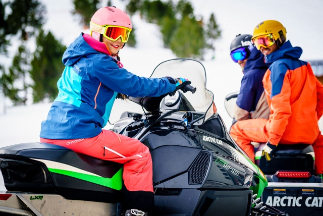 Amigos con motos de nieve
