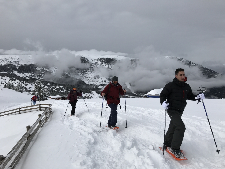 Salida con raquetas de nieve por el pirineo Salida con raquetas de nieve por el pirineo