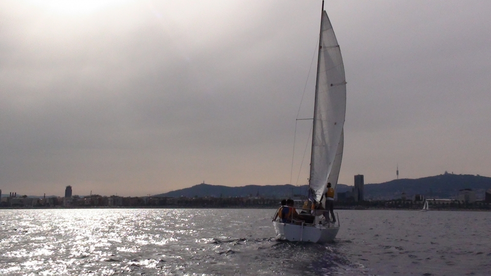 velero en el mar