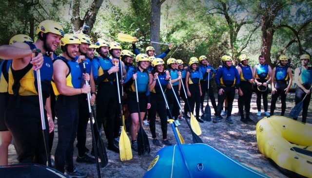 Preparados para el descenso de rafting