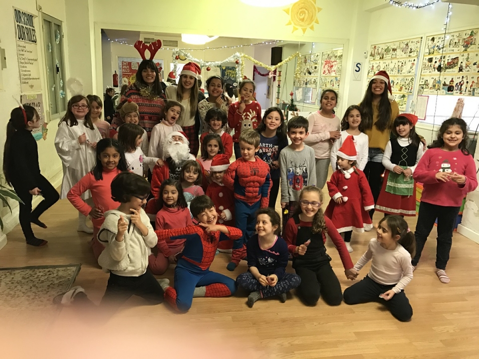 Todos disfrazados en el campamento de navidad