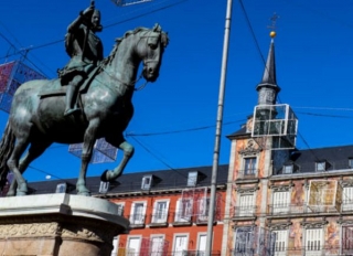 monumento en plaza mayor. monumento en plaza mayor.