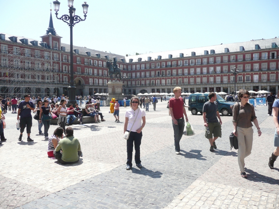 Paseando en la plaza mayor Paseando en la plaza mayor