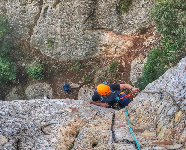 Ascenso en vía ferrata