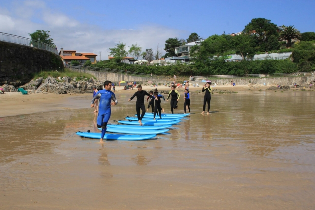 Clases de surf en la playa de Llanes