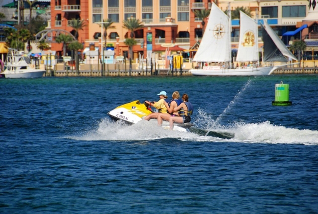 Familia en jet ski