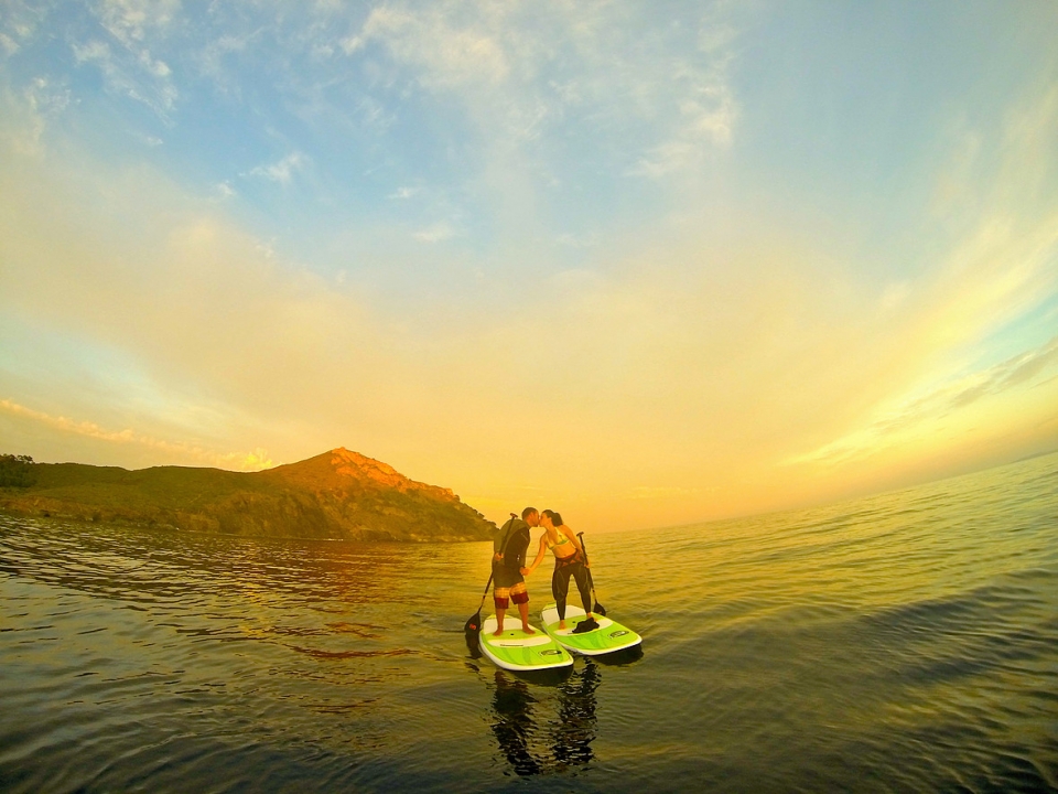 pareja besandose atardecer pareja besandose atardecer