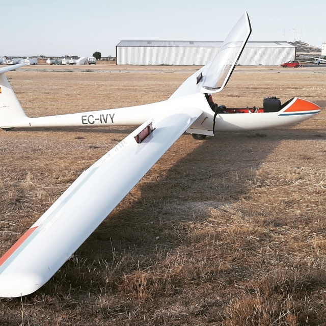 Aeronave de vuelo sin motor en aterrizaje