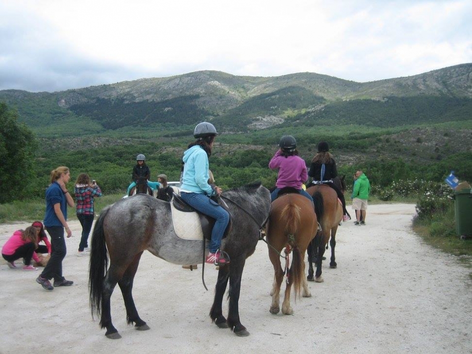 Cabalgamarras durante el desarrollo del campamento