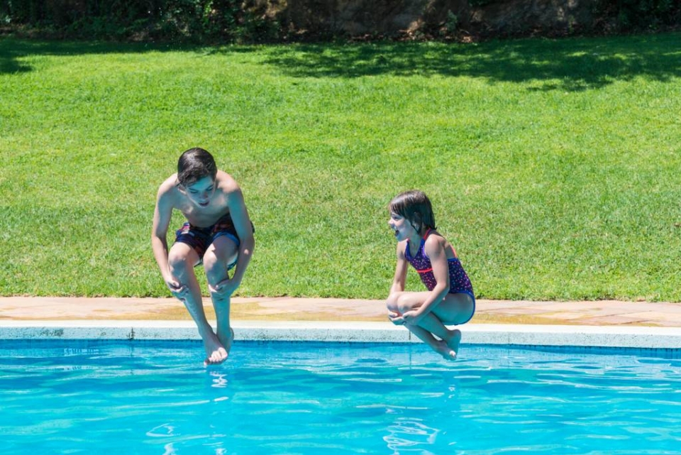 Juegos en la alberca durante el campamento