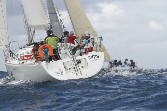 Renta velero con patrón mar Cantábrico 4h