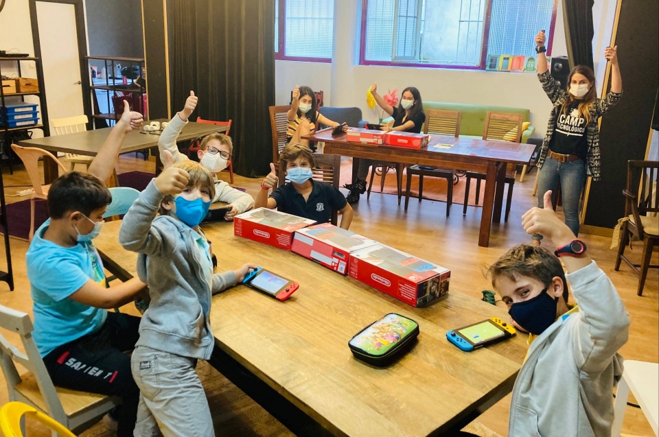 Los niños felices en una de las clases teóricas y prácticas