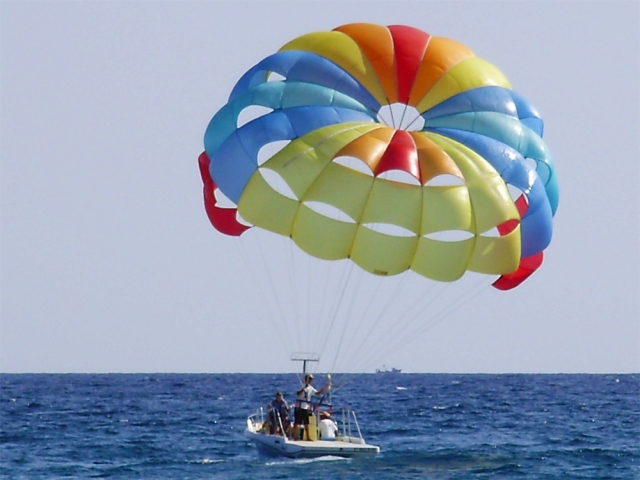 Parasailing en alta mar
