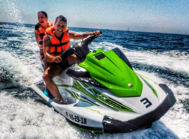 Pareja a bordo de la jet ski