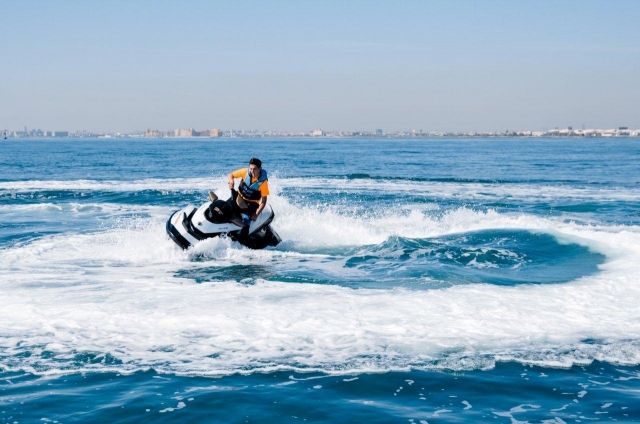 Manejando jet ski